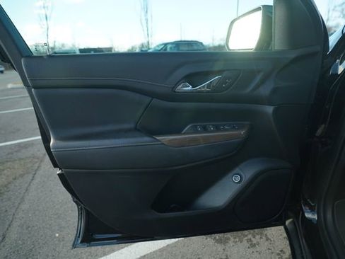 Used 2023 GMC Acadia SLE w/ Driver Convenience Package image 13