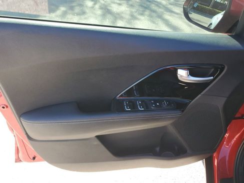 Used 2020 Kia Niro LXS image 22