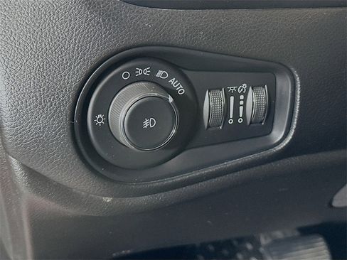 Used 2018 Jeep Renegade Latitude w/ Cold Weather Group image 10