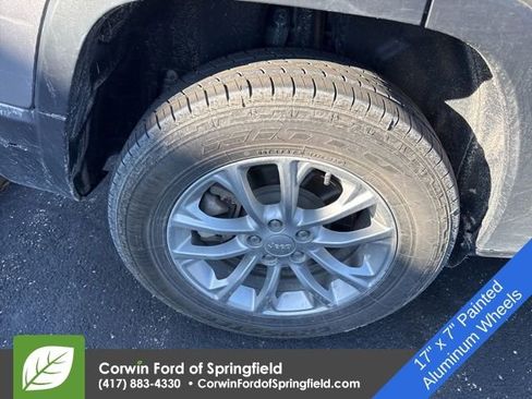 Used 2019 Jeep Cherokee Latitude w/ Cold Weather Group image 11