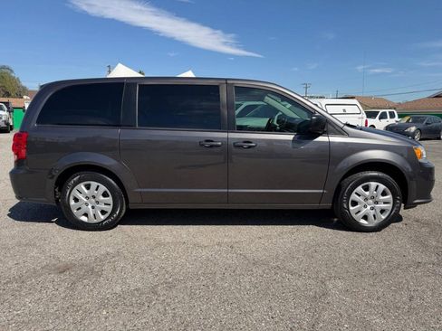 Used 2018 Dodge Grand Caravan SE w/ UConnect Hands-Free Group image 4