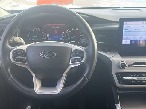 Used 2023 Ford Explorer XLT AWD/4WD image 17