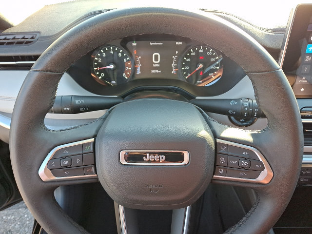 Used 2025 Jeep Compass Limited AWD/4WD image 4