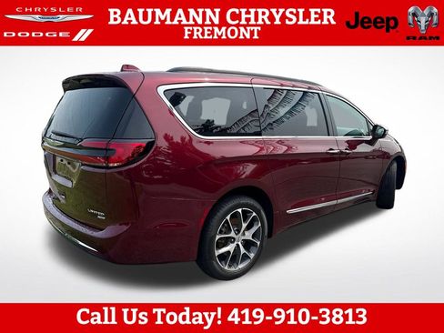 Used 2022 Chrysler Pacifica Limited AWD/4WD image 6