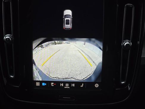 Certified 2025 Volvo XC40 B5 Core image 16