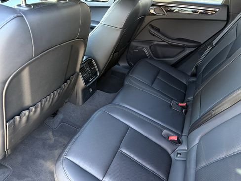 Used 2025 Porsche Macan image 31