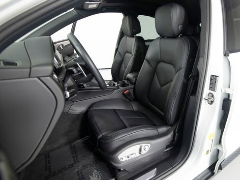 Certified 2026 Porsche Macan AWD/4WD image 5