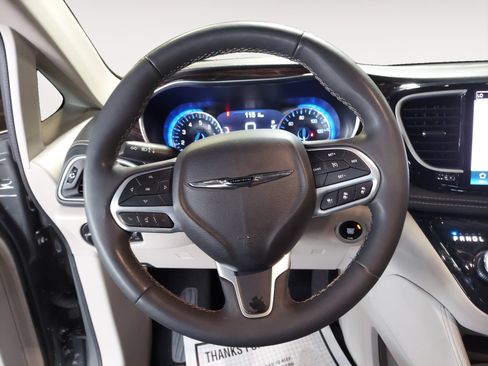Used 2023 Chrysler Pacifica Limited FWD image 13