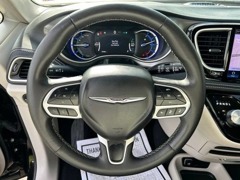 Used 2024 Chrysler Pacifica Limited FWD image 14