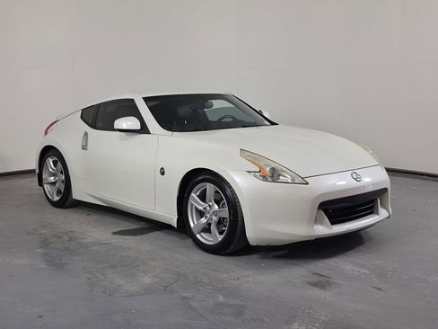 Used 2011 Nissan 370Z Touring RWD image 3