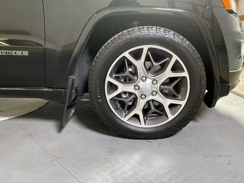 Used 2020 Jeep Grand Cherokee Overland AWD/4WD image 12