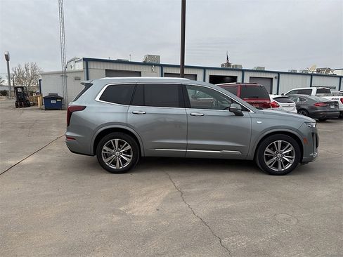 Used 2023 Cadillac XT6 Premium Luxury image 6