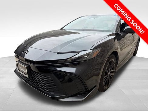 Used 2025 Toyota Camry SE FWD image 1
