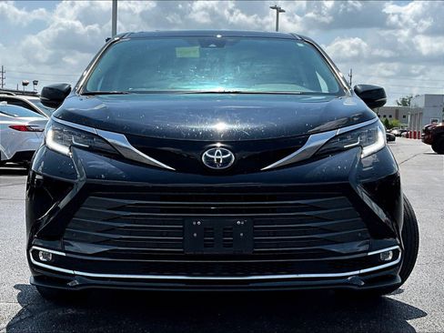 Used 2024 Toyota Sienna Limited AWD/4WD image 2