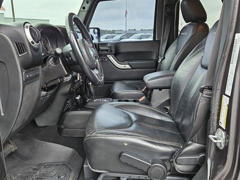 Used 2014 Jeep Wrangler Unlimited Rubicon w/ Connectivity Group image 5