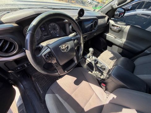 Used 2019 Toyota Tacoma TRD Sport w/ Technology Package image 7