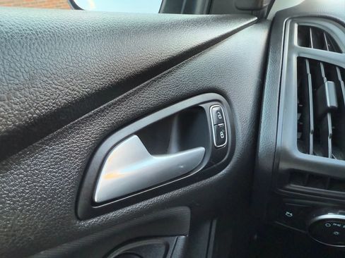 Used 2015 Ford Focus SE image 32