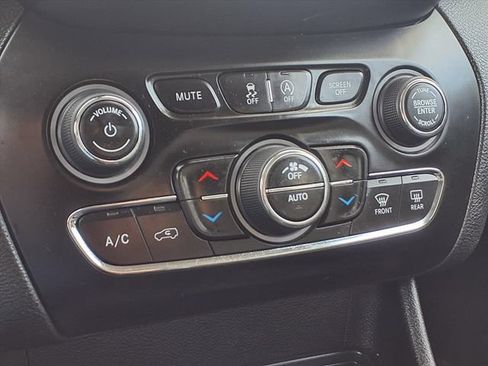 Used 2021 Jeep Cherokee Latitude Lux w/ Comfort/Convenience Group AWD/4WD image 8