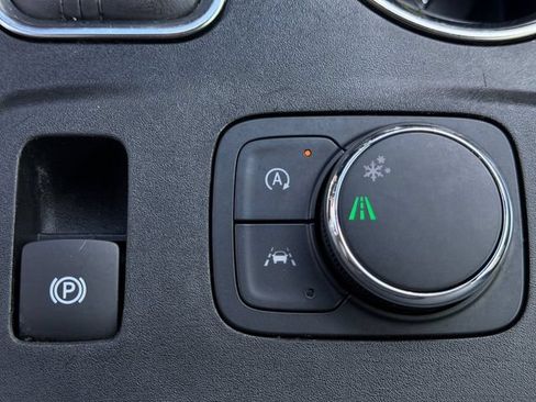 Used 2023 Chevrolet Traverse Premier FWD image 22