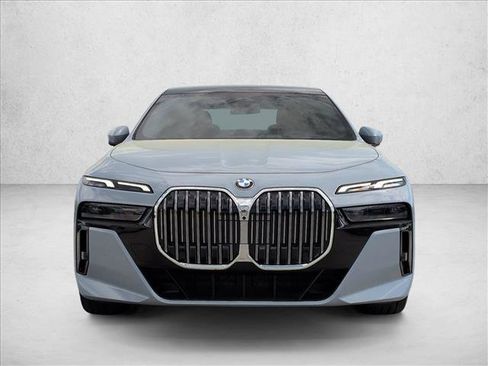 Used 2025 BMW 740i xDrive AWD/4WD image 2