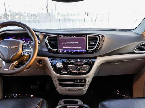 Used 2022 Chrysler Pacifica Touring-L FWD image 15