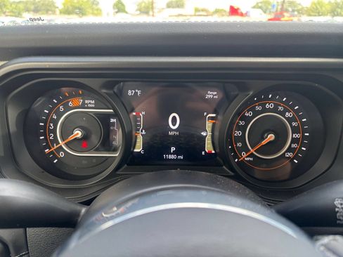 Used 2025 Jeep Wrangler Unlimited Sahara AWD/4WD image 40
