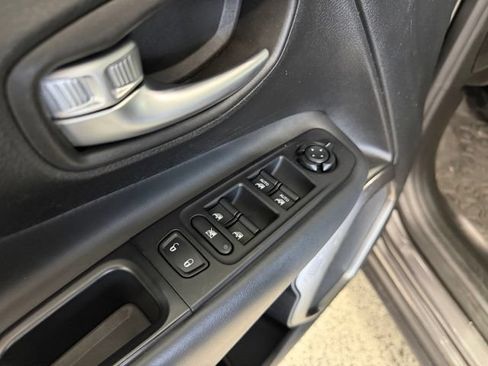Used 2018 Jeep Renegade Limited AWD/4WD image 9