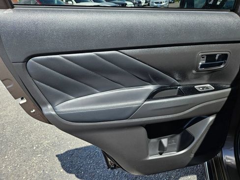 Used 2018 Mitsubishi Outlander SEL AWD/4WD image 16