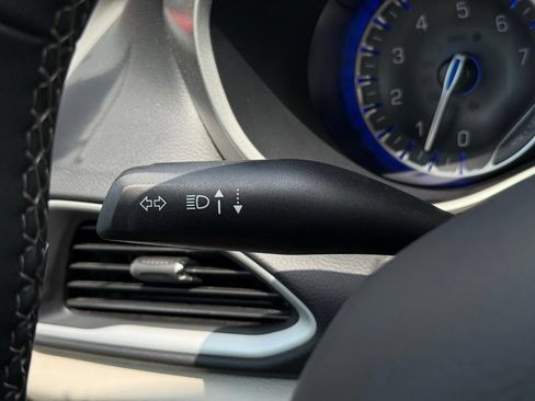 Used 2023 Chrysler Pacifica Touring-L FWD image 34