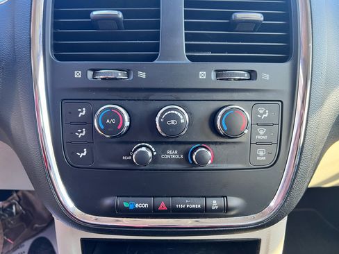 Used 2018 Dodge Grand Caravan SE w/ UConnect Hands-Free Group image 11