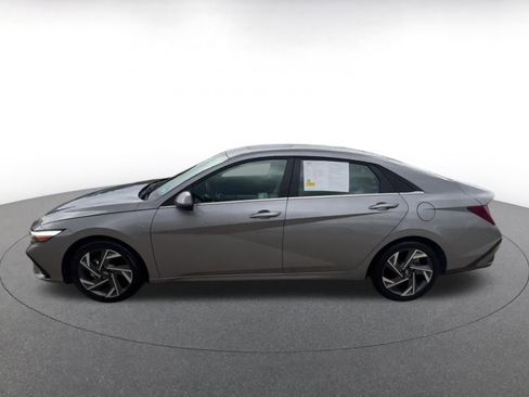 Used 2025 Hyundai Elantra Limited image 9