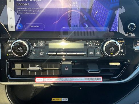 Used 2025 Toyota Highlander Platinum image 32