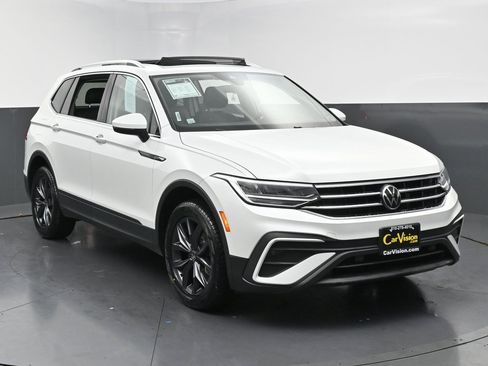 Used 2023 Volkswagen Tiguan SE w/ Panoramic Sunroof Package image 3