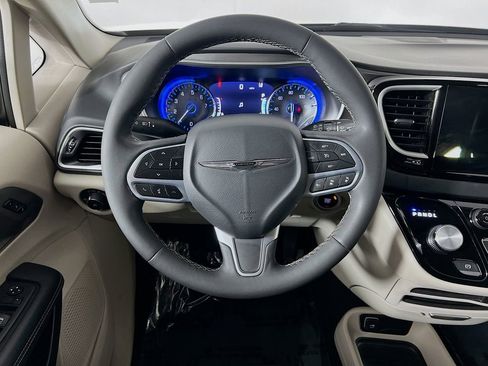 Used 2023 Chrysler Pacifica Touring-L FWD image 11