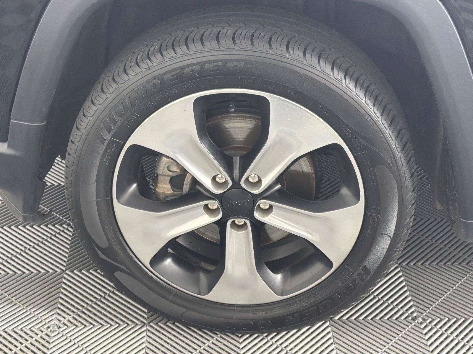 Used 2018 Jeep Compass Latitude w/ Popular Equipment Group FWD image 11