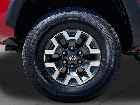 Certified 2018 Toyota Tacoma TRD Off-Road AWD/4WD image 11
