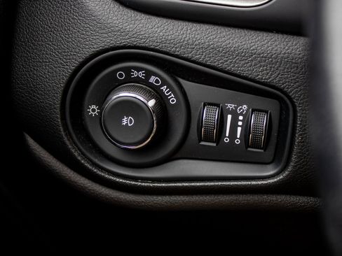 Used 2023 Jeep Renegade Limited image 34