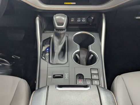Used 2023 Toyota Highlander Bronze Edition image 13