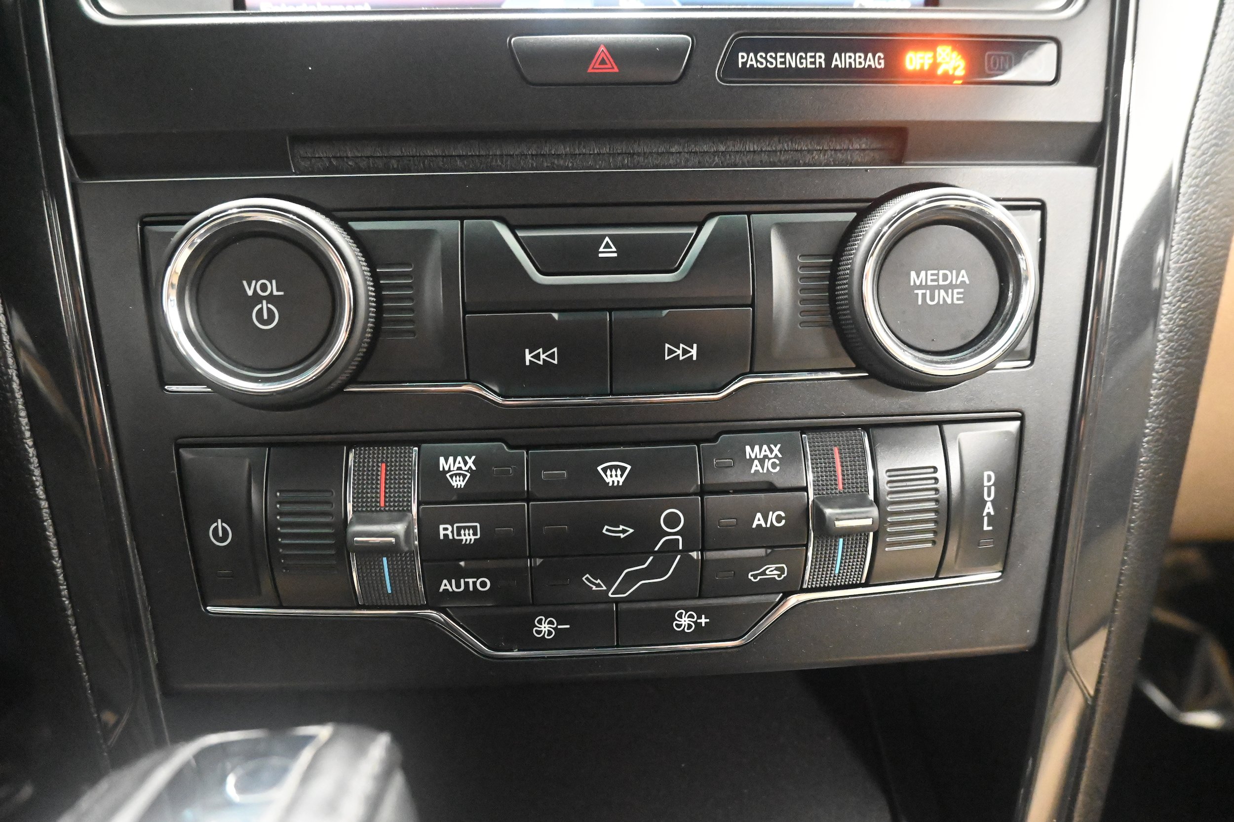 Used 2016 Ford Explorer XLT w/ Equipment Group 201A AWD/4WD image 12