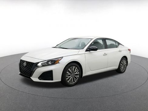 Used 2025 Nissan Altima 2.5 SV FWD image 3