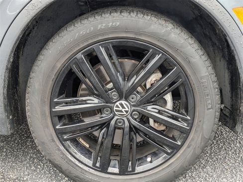 Used 2022 Volkswagen Tiguan SE R-Line image 11