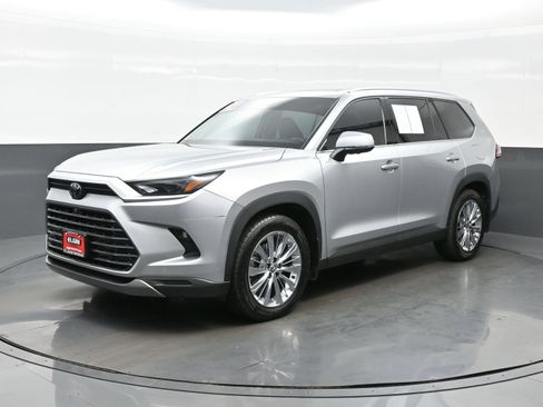 Used 2024 Toyota Grand Highlander AWD image 2