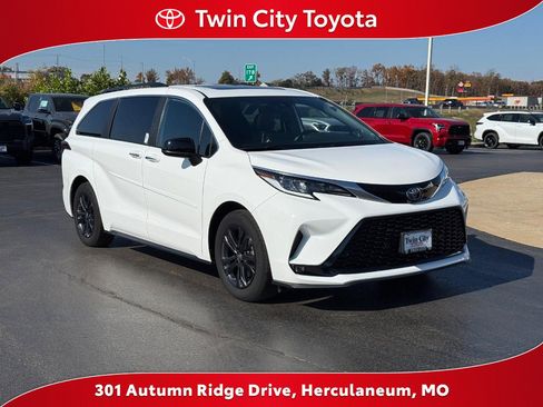 Certified 2024 Toyota Sienna XSE image 1