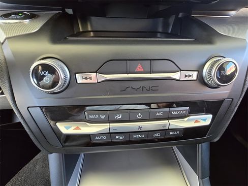 Used 2020 Ford Explorer XLT image 19