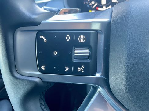 Used 2024 Land Rover Discovery Dynamic SE image 23