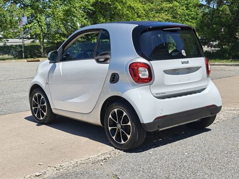 Used 2016 smart fortwo passion RWD image 5