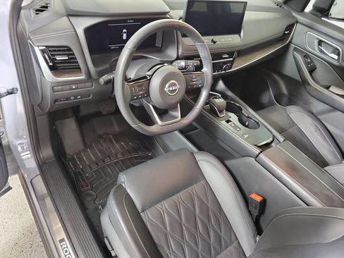 Used 2024 Nissan Rogue Platinum FWD image 11