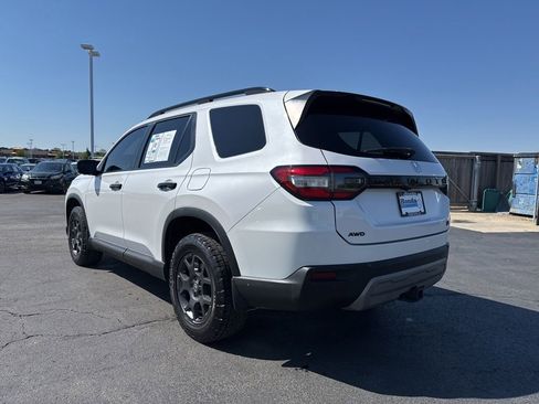 Used 2023 Honda Pilot TrailSport image 5