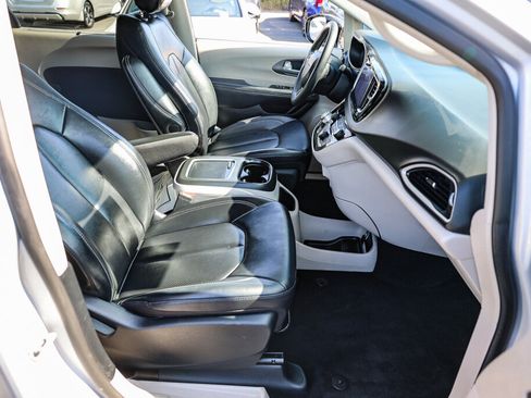 Used 2024 Chrysler Pacifica Touring-L FWD image 10