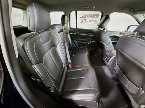 Used 2023 Jeep Grand Cherokee Limited w/ Black Appearance Package AWD/4WD image 31